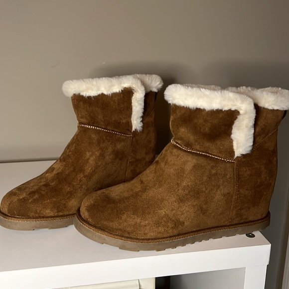 NEW Cushionaire Kenzie Faux Fur Trim Wedge Boot - Picture 8 of 8